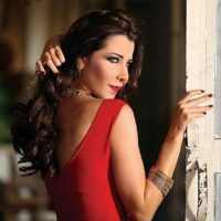 Nancy Ajram  نانسي عجرم - فيديو كليب ما تيجي هنا on 9Apps